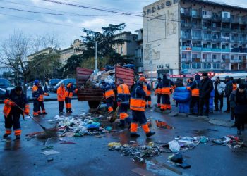 სადგურის მოედანთან და “დეზერტირების ბაზართან” ინსპექციის თანამშრომლებმა გარემოვაჭრეების დახლები დაშალეს