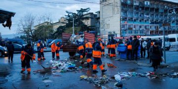 სადგურის მოედანთან და “დეზერტირების ბაზართან” ინსპექციის თანამშრომლებმა გარემოვაჭრეების დახლები დაშალეს