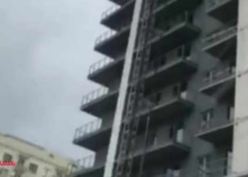 ჟიული შარტავას ქუჩაზე მშენებლობიდან მასალა გადმოვარდა და ავტომობილები დააზიანა – ვიდეო