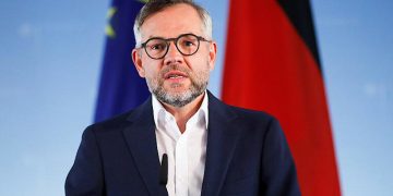 ქართველების 90% EU-ში გაწევრიანება სურს და არა პუტინის რუსეთთან
