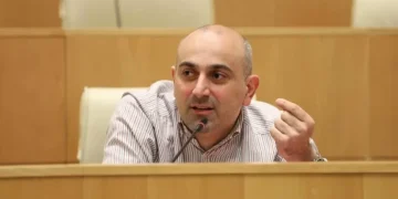 “იწყება ბილეთების გაყიდვა” – რა მიზეზით მოითხოვა რაქვიაშვილმა რუსული კანონის განხილვის დროს ტექნიკური შესვენება
