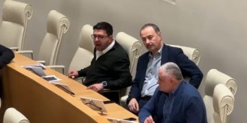 “გადაგაყლაპებ მაგ მიკროფონს” – დაპირისპირება პარლამენტში