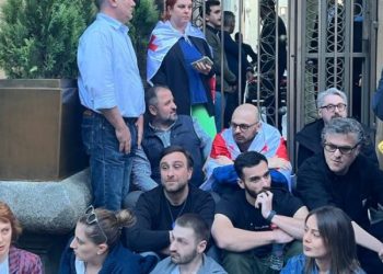 “ვინც მიიღებს ამ კანონს, აქედან ვერ გამოვა ისე, რომ პასუხი არ გასცეს თავის ხალხს” | “ახალის” წევრები ჭიჭინაძის ქუჩაზე შეიკრიბნენ