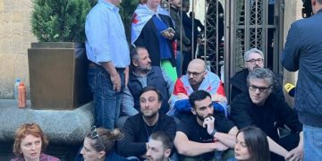 “ვინც მიიღებს ამ კანონს, აქედან ვერ გამოვა ისე, რომ პასუხი არ გასცეს თავის ხალხს” | “ახალის” წევრები ჭიჭინაძის ქუჩაზე შეიკრიბნენ