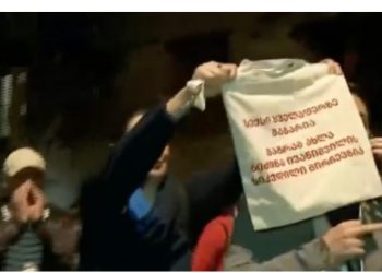 აქციის მონაწილეებმა “ტვ-იმედის” ჟურნალისტს შეურაცხყოფა მიაყენეს და სახეზე ააფარეს ბანერი წარწერით – “სექსი ყველაზე მაგარია, მაგრამ ახლა ბიძინა ივანიშვილის სიკვდილი მირჩევნია” – ,,კურიერი”