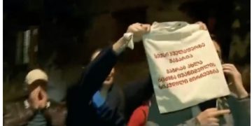 აქციის მონაწილეებმა “ტვ-იმედის” ჟურნალისტს შეურაცხყოფა მიაყენეს და სახეზე ააფარეს ბანერი წარწერით – “სექსი ყველაზე მაგარია, მაგრამ ახლა ბიძინა ივანიშვილის სიკვდილი მირჩევნია” – ,,კურიერი”