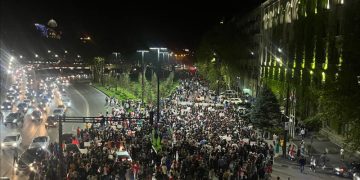 ახალგაზრდები პრეზიდენტის ადმინისტრაციიდან პარლამენტისკენ წავიდნენ – საპროტესტო აქციები