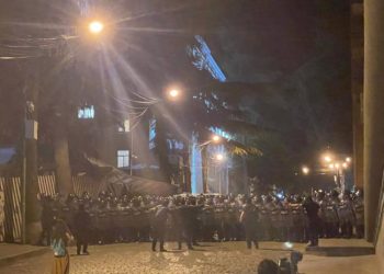 პარლამენტთან სპეცრაზმი და წყლის ჭავლის მანქანები გამოიყვანეს