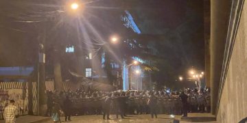 პარლამენტთან სპეცრაზმი და წყლის ჭავლის მანქანები გამოიყვანეს