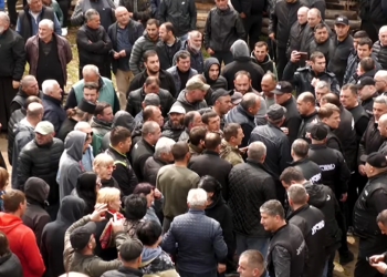 გადაკეტილი გზები, ჩხუბი, სპეცრაზმი და დაკავებები – რა ხდება ადიგენში