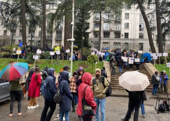 “რუსებო!” – აქცია პარლამენტთან