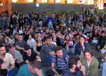 “ყელში ამოხვედით” – რუსთაველი ისევ გადაკეტეს აქციის მონაწილეებმა