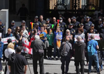 პარლამენტის უკანა შესასვლელთან საპროტესტო აქცია მიმდინარეობს
