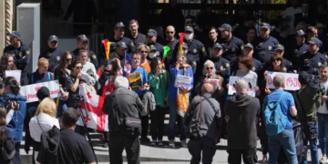 პარლამენტის უკანა შესასვლელთან საპროტესტო აქცია მიმდინარეობს