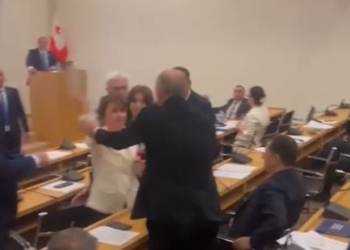 (ვიდეო) ხატია დეკანოიძემ გურამ მაჭარაშვილს წყლის ბოთლი ესროლა