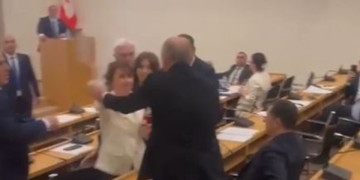 (ვიდეო) ხატია დეკანოიძემ გურამ მაჭარაშვილს წყლის ბოთლი ესროლა