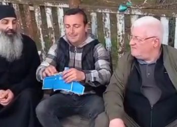 ოცნების დროშებს, „ალტ ინფოსთან“ ერთად მღვდლებიც წვავენ – ვიდეო