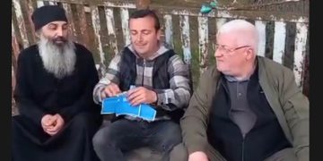 ოცნების დროშებს, „ალტ ინფოსთან“ ერთად მღვდლებიც წვავენ – ვიდეო