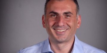 “ყველა ქალი იყო და მარტო მე ვიჯექი ტორტის მარწყვივით კაცი” – ელისაშვილი