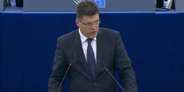 “ევროკავშირის კარი ღიაა და საქართველოს მთავრობამ მოუსმინოს მოქალაქეების ნებას” – ევროკომისარი