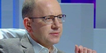 ელისაშვილი არის პოლიტიკური მეძავი, რომელიც “ლელოში” თუ ხუთპროცენტიან ბარიერთან ახლოს მყოფი სხვა ნაცპარტიაში სიაში მოსახვედრად, თავისიანებსაც კი დაალომბარდებს – გია აბაშიძე