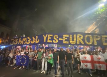 აქციის მონაწილეები ცოცხალი ჯაჭვით პარლამენტს წრეს შემოარტყამენ