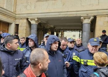 პოლიცია ჟურნალისტებს პარლამენტში არ უშვებს