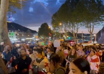 სტუდენტები მსვლელობით იმ სასტუმროსთან მივიდნენ, სადაც რუსები პუტინისტურ კონფერენციას ატარებენ