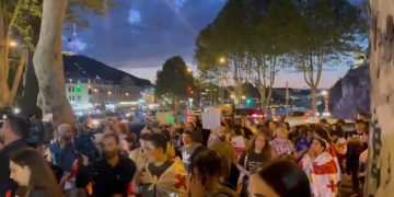 სტუდენტები მსვლელობით იმ სასტუმროსთან მივიდნენ, სადაც რუსები პუტინისტურ კონფერენციას ატარებენ
