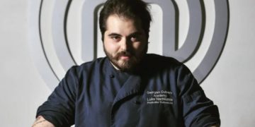 „ვიცი რომ ადგილების, პოზიციების და მიღწეულის დაკარგვის გეშინიათ… მარა არ ღირს არაფერი არაფრად თუ სწორ მხარეს არ დგეხარ…“ – ლუკა ნაჭყებია