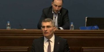 მამუკა მდინარაძემ საქართველოს პარლამენტში „რუსული კანონის“ წარდგენა დაიწყო