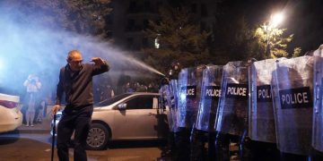 “თავზე დამაცალეს ბალონი… ინვალიდი კაცი, ჯოხით ვდგავარ… ახალგაზრდებმა გამომიყვანეს” – მიხეილ რამიშვილი