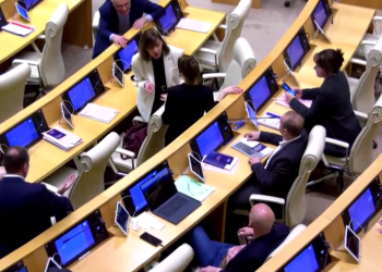 “უზრდელო”, “ნაგავო” – დაპირისპირება პარლამენტში