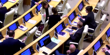 “უზრდელო”, “ნაგავო” – დაპირისპირება პარლამენტში