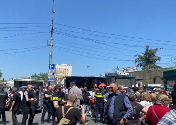 გარემოვაჭრეებმა ქუჩა გადაკეტეს – სადგურის მოედნის ტერიტორიაზე ხმაურია