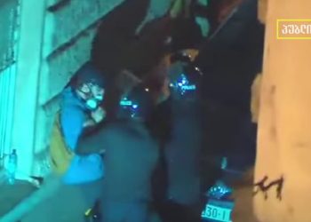 “მიმაყენეს კედელთან, ვუხსნიდი, რომ ჟურნალისტი ვარ, მაგრამ უცებ დამარტყა სახეში” – ჟურნალისტი ალექსანდრე ქეშელაშვილი