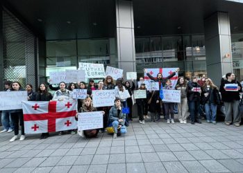 რუსეთის არმიავ, წადით სახლში – კობახიძეს უნგრეთში აქციით დახვდნენ