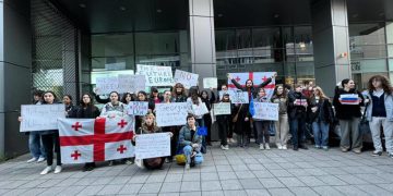 რუსეთის არმიავ, წადით სახლში – კობახიძეს უნგრეთში აქციით დახვდნენ