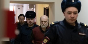 „დიდება უკრაინას, სიკვდილი მკვლელ პუტინს“ – რა ხდებოდა რუსეთის სასამართლოში