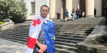 სტუდენტი, რომელიც უნივერსიტეტში საქართველოს და ევროკავშირის დროშებით მივიდა, კობახიძის ლექციაზე არ შეუშვეს