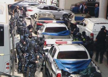 ჟურნალისტებს და აპარატის თანამშრომლებს პარლამენტის შენობა დაატოვებინეს