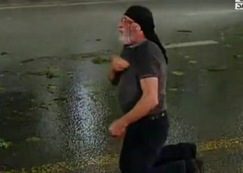 “მებრძოლი ვარ, ბიჭებო” – წყლის ჭავლი დაჩოქილ მამაკაცს, რომელიც პირჯვარს იწერს