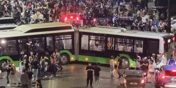 რა ხდება თბილისის ქუჩებში? – შუა გზებზე გაჩერებული ავტობუსები და ტრაილერები