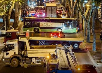 მძღოლები ჩამოხტნენ და აქციის მონაწილეებს შეუერთდნენ – ფოტო სანაპიროდან