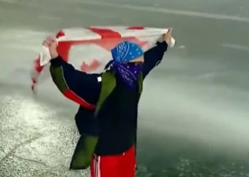 ,, დღეს უკეთესი ფეხსაცმელი ჩავიცვი, რომელიც არ სრიალებს… ვერა, ვერ მოგვიგებთ“ – წყლის ჭავლთან მოცეკვავე გოგო