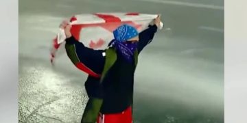 ,, დღეს უკეთესი ფეხსაცმელი ჩავიცვი, რომელიც არ სრიალებს… ვერა, ვერ მოგვიგებთ“ – წყლის ჭავლთან მოცეკვავე გოგო