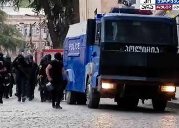 პარლამენტთან სპეცრაზმი და წყლის ჭავლის მანქანა გამოიყვანეს