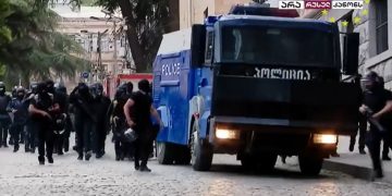 პარლამენტთან სპეცრაზმი და წყლის ჭავლის მანქანა გამოიყვანეს