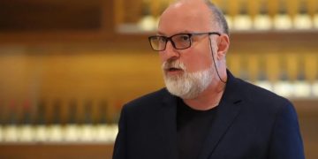 ,, დადიან ახლა უმწყემსო ნახირივით, ზოგს ნაჩუქარი პირბადე აქვს სახეზე, ზოგს „გორგიაში” რიგში დგომით ნაყიდი „სვარჩიკის” სათვალე“ – დავით ქართველიშვილი