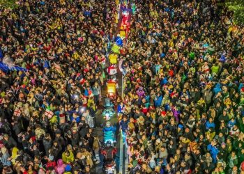 აქციის მონაწილეები რუსთაველიდან გმირთა მოედანზე მიდიან